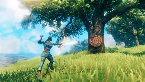 Un personaje de Valheim tensando un arco y disparando una flecha a un objetivo montado en un árbol en los Prados (Meadows)