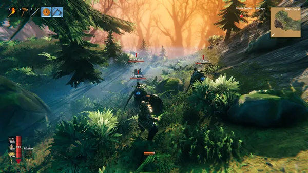 Un grupo de jugadores de Valheim combatiendo juntos a enemigos en el Bosque Negro, con la interfaz de combate mostrando la mochila, la brújula y las barras de salud